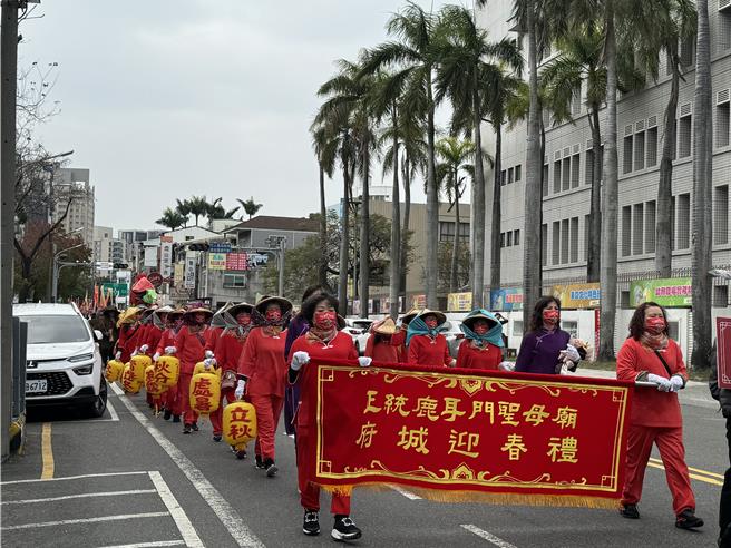 台南市政府今天举行迎春礼，祭天仪式过后，队伍浩浩荡荡展开踩街游行。(曹婷婷摄)