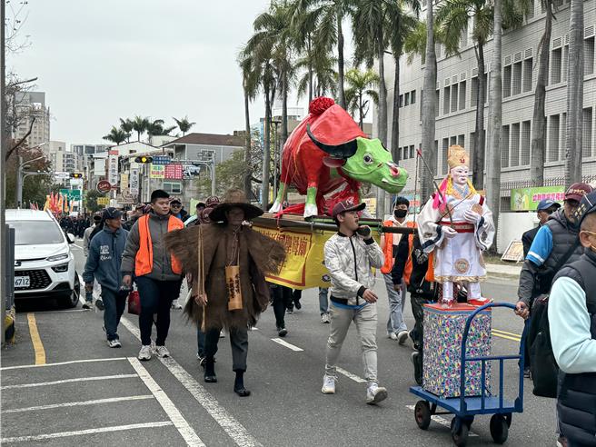 台南市政府今天举行迎春礼，祭天仪式过后，队伍浩浩荡荡展开踩街游行。(曹婷婷摄)