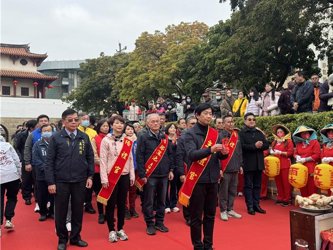 副市长叶泽山(前)率各界贵宾在东门城举行祭天仪式。(曹婷婷摄)