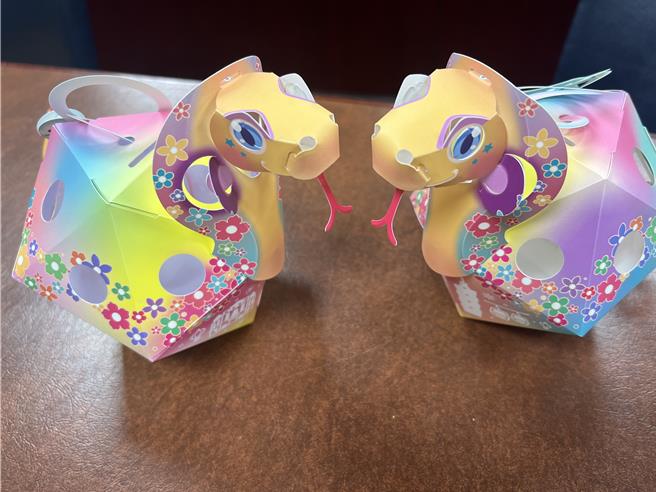 「台北小Q」結合「永續環保」設計理念，可重複利用，甚至能做成筆筒、存錢筒。（張珈瑄攝）