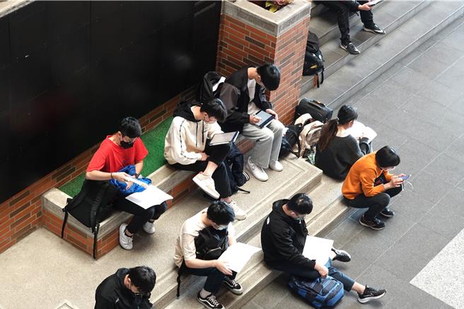 国立成功大学114学年度硕士班考试2月10日、11日在台南考场及台北考场两地同步举行，今年报考人数1万8960人，再度成为全国报名人数最高的大学。(成功大学提供／曹婷婷台南传真)