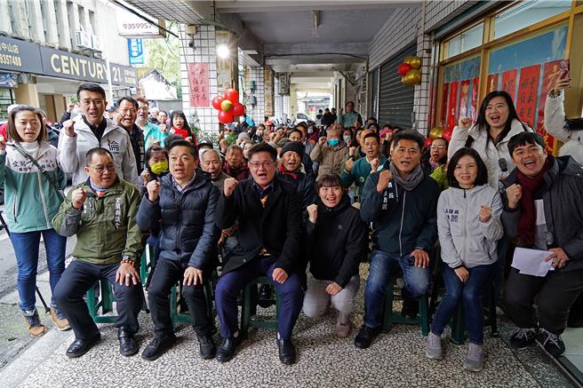 民進黨宜蘭縣黨部今天舉行新春團拜，黨員展現士氣，盼能在2026年選舉中勝出。（李忠一攝）