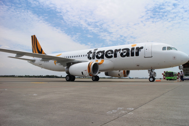 台湾虎航空服员称「庆祝228」，引起网友论战。（图／台湾虎航提供）