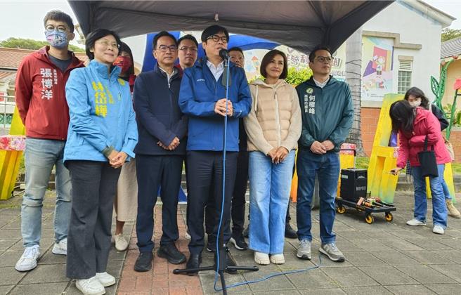 高雄市发生一起骇人听闻的连续杀人分尸案，市长陈其迈（右三）今日受访强调，嫌犯「泯灭人性」，市府将全力协助检警侦办，并希望司法机关能从重量刑，还给受害者家属公道。（林雅惠摄）