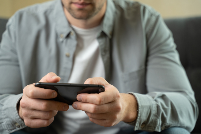 许多网友表示，补班日上班没事做，可以摸鱼、滑手机，还有钱可领。（图：shutterstock／达志）