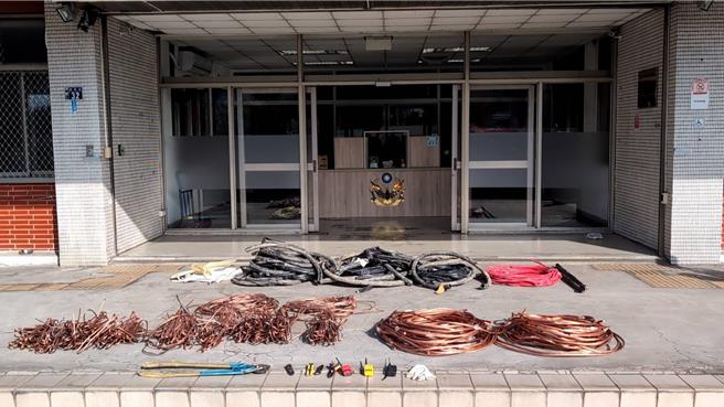 台鐵苗栗銅鑼站上月27日小年夜，發生約50公尺電纜線被剪走，造成列車誤點，鐵路警察台中分局8日公布偵破此案，抓到劉姓男子等4人的竊線集團，查扣約205公斤裸銅、169公尺電纜線皮等物。（警方提供／潘虹恩台中傳真）