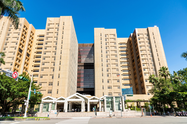 姜冠宇在臉書貼出給台大醫院院長的一封信，認為台灣醫師比其他國家的醫師還要善良。（圖：shutterstock／達志）