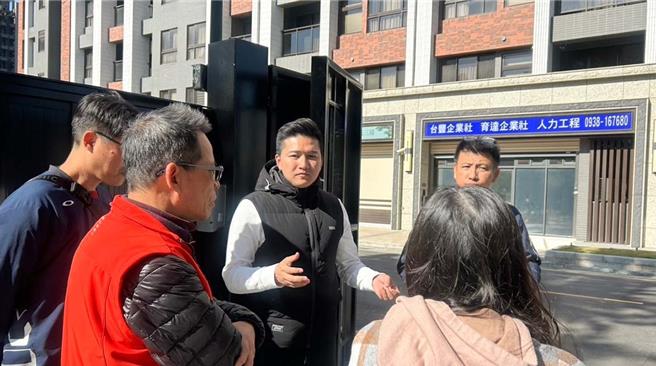 國民黨新竹市議員吳旭豐接獲陳情，指金雅重劃區靠近68快速道路路段未設置隔音牆，夜間高速飛馳的交通噪音，讓居民十分困擾。（吳旭豐提供／王惠慧新竹傳真）