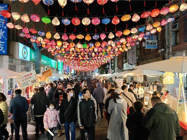 斗六市公所一连3天举行斗六灯海节，昨晚低温13度仍涌入1万6000多人。（周丽兰摄）