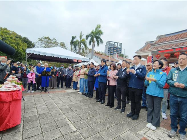 高雄市客家人口突破40萬，高雄市長陳其邁今（8）日率市府團隊舉行客家傳統新春祈福儀式，欲參加市長初選的4位立委許智傑（左二）、賴瑞隆（右三）、林岱樺（右二）及邱議瑩（左一）皆到場爭取曝光。（林雅惠攝）