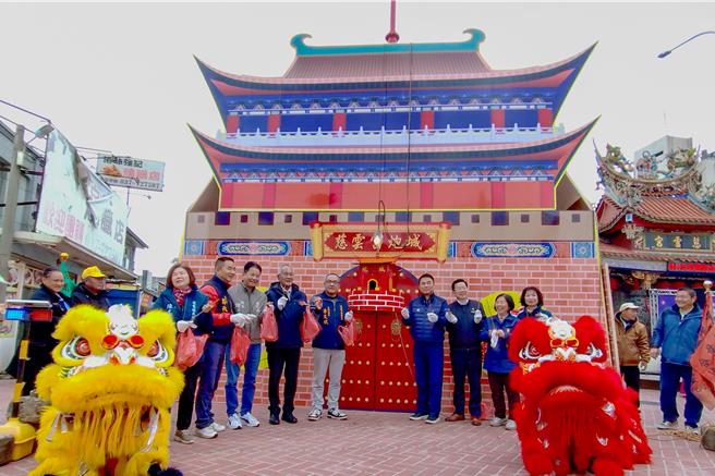 后龙镇慈云宫庆祝元宵节，2月11日至13日连续3天晚间将举办具有200多年歷史的攻炮城传统民俗活动，并准备纯金妈祖金币及各式家电等丰富奖品。（吕丽甄摄）