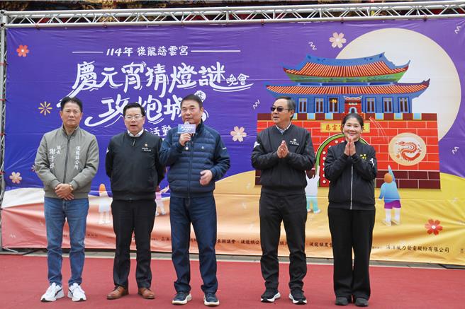 后龙镇慈云宫庆祝元宵节，2月11日至13日连续3天晚间将举办具有200多年歷史的攻炮城传统民俗活动，并准备纯金妈祖金币及各式家电等丰富奖品。（吕丽甄摄）