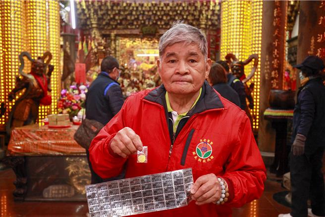 后龙镇慈云宫元宵节活动，副主委郭金发表示每个鞭炮都贴上防热贴纸，掷中小城门的民眾可凭号码兑换奖品。号码贴纸可在庙内服务台购买，每张150元，内含50个号码，吸引民眾参与庆祝活动。（吕丽甄摄）