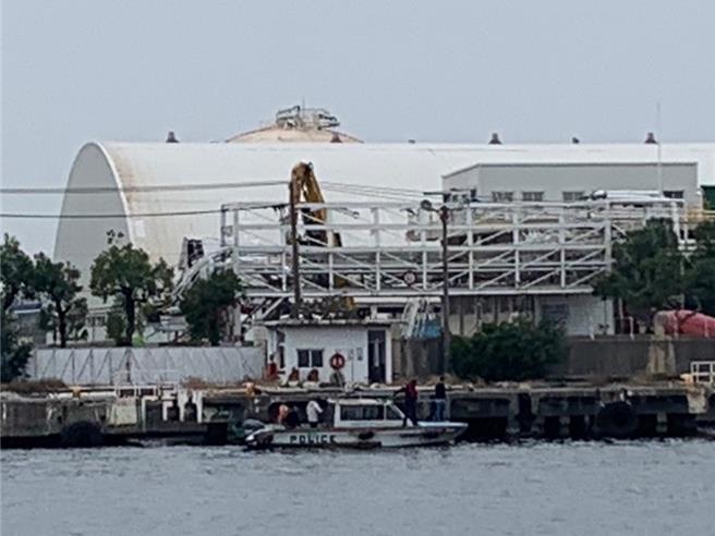 警消于港区内打捞。（翻摄照片／洪靖宜高雄传真）