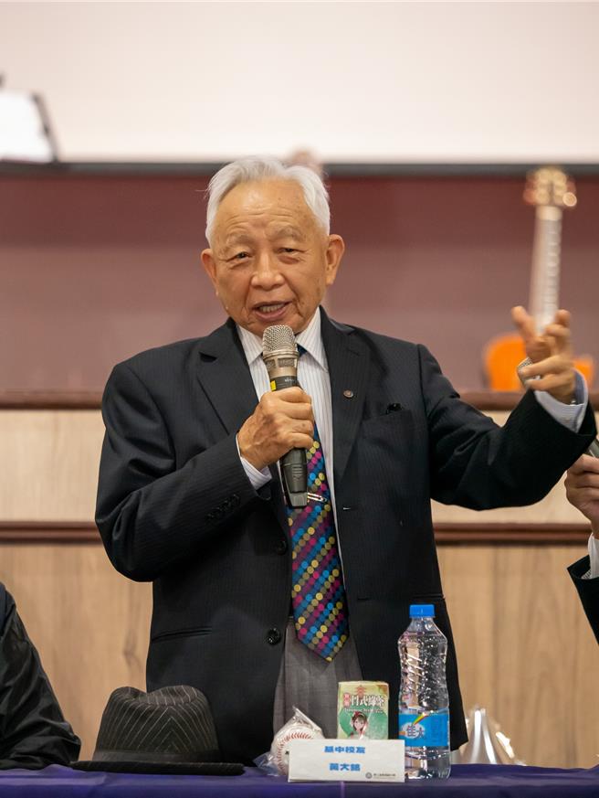 国立基隆高中杰出校友黄大铭日前高龄90岁辞世，他长期捐助奖学金给母校，师生闻讯皆感不舍。家属表示将持续提供奖学金，将爱心传承下去。（基隆高中提供／徐佑升基隆传真）