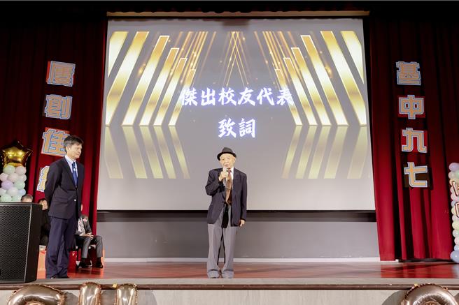 国立基隆高中杰出校友黄大铭日前高龄90岁辞世，他长期捐助奖学金给母校，师生闻讯皆感不舍。家属表示将持续提供奖学金，将爱心传承下去。（基隆高中提供／徐佑升基隆传真）