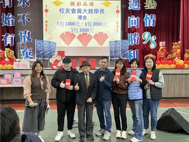 国立基隆高中杰出校友黄大铭日前高龄90岁辞世，他长期捐助奖学金给母校，师生闻讯皆感不舍。家属表示将持续提供奖学金，将爱心传承下去。（基隆高中提供／徐佑升基隆传真）