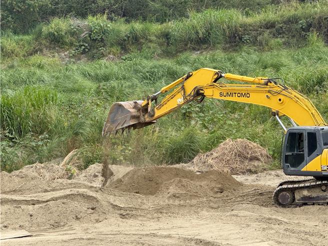 去年7月底凱米颱風夾帶龐大雨量，讓八掌溪溪水暴漲潰堤，造成嘉義水上、台南後壁和鹽水等地淹水，水利署第五河川分署事後檢討，決定加強河道的疏濬力道。（讀者提供／張毓翎台南傳真）