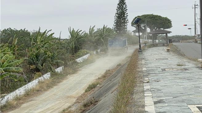不過，最近台南鹽水汫水里有居民投訴，指出八掌溪疏濬時塵土擾民，他們從去年起就忍受泥沙飛揚，今年初機具又在挖。（讀者提供／張毓翎台南傳真）