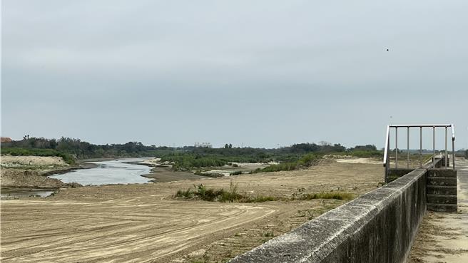 去年八掌溪因溪水暴漲潰堤造成鄰近村落淹水，水利署第五河川分署積極辦理疏濬工程；圖為八掌溪後壁二號橋沿岸疏濬過後的景象。（張毓翎攝）