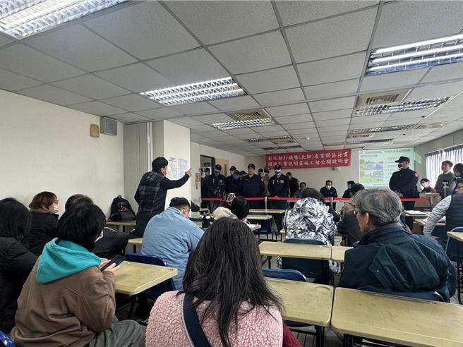 彰化县打铁厝（北侧）产业园区计画，8日在鹿秀社区大学举办施工前说明会，反打铁厝产业园区自救会与彰化县环保联盟成员到场抗议。（潘虹恩摄）
