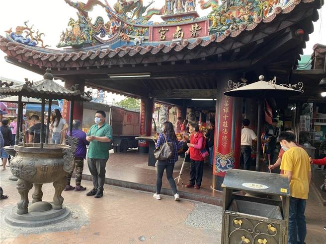 南投县竹山紫南宫每年元旦起发放钱母，吸引信徒排队领取，李姓男子日前假冒国安局「中将」，向庙方诓称赖清德总统要来庙里发新春小红包，须勘查维安动线，趁机向庙方诈骗招财蛇年钱母及项炼1批，遭警方逮捕。（本报资料照）