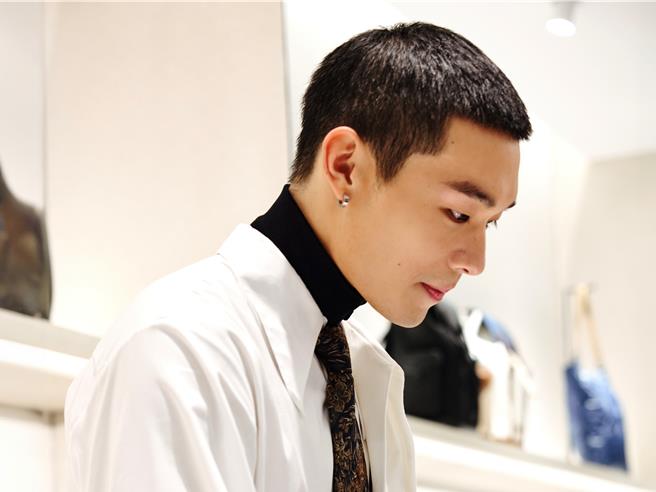 牧森寸头成亮点，粉丝狂讚有型。（周子娱乐提供）