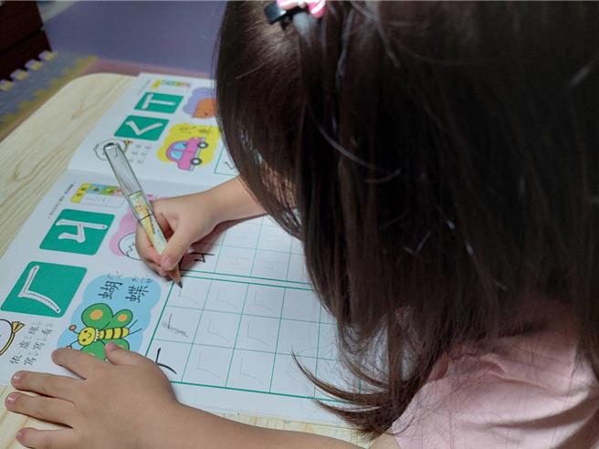 陪伴孩子确认假期作业是否完成，并一起准备开学用品。（大千医院提供／吕丽甄苗栗传真）