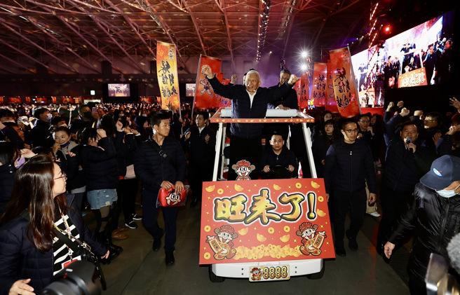 旺旺集团新春团拜联欢会8日于南港展览馆举行，董事长蔡衍明（中）绕行会场，向同仁加油打气。（陈信翰摄）