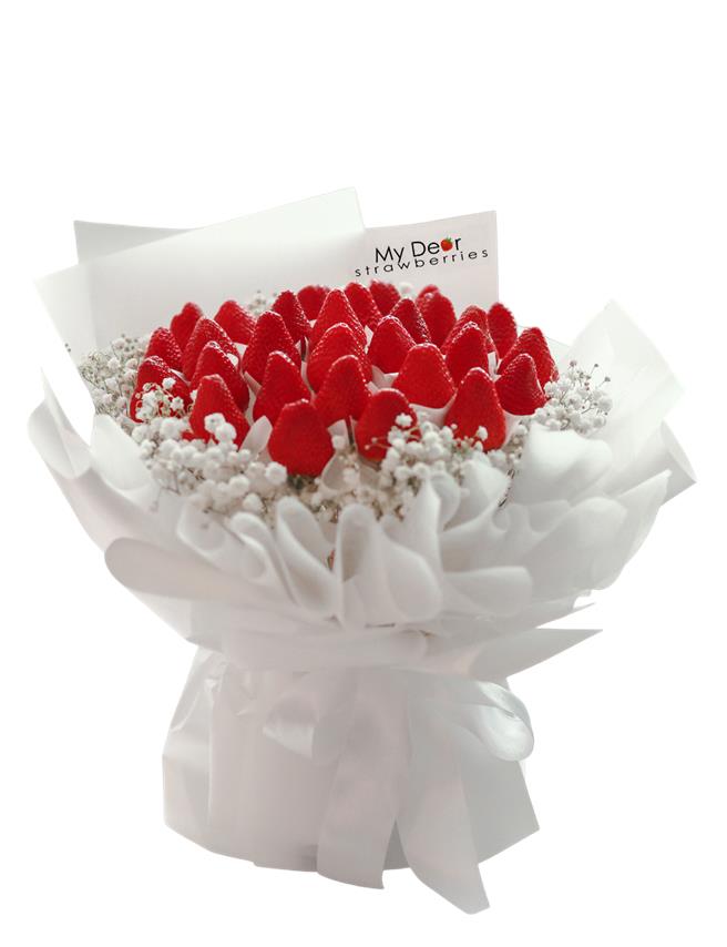 全家FamiPort型錄預購推「Le Berry白色戀愛草莓花束」，2280元。（全家提供／朱世凱台北傳真）