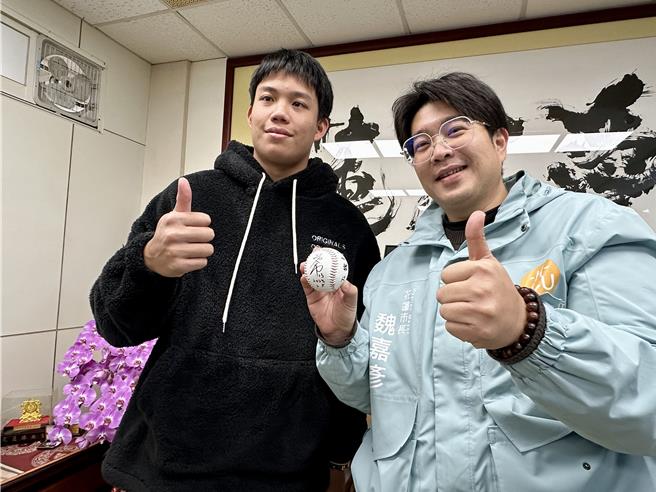 市長魏嘉彥恭喜陽念希一圓「美」夢，是台灣之光，也期許他早日登上大聯盟，投出亮眼成績。（王志偉攝）