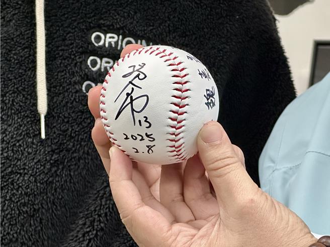 陽念希簽名球送給花蓮市公所。（王志偉攝）