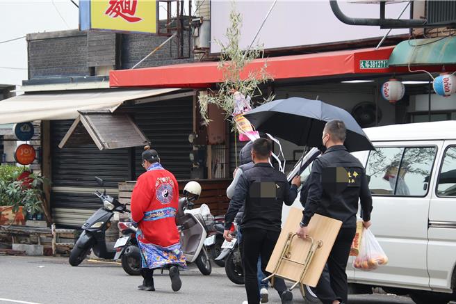 高雄殺人分屍案遇害的林姓婦人家屬8日下午到命案現場進行招魂。（郭良傑攝）