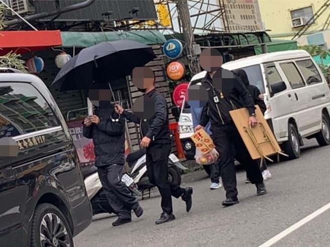 高雄殺人分屍案遇害的林姓婦人家屬8日下午到命案現場進行招魂，希望外界不要打擾。（郭良傑攝）