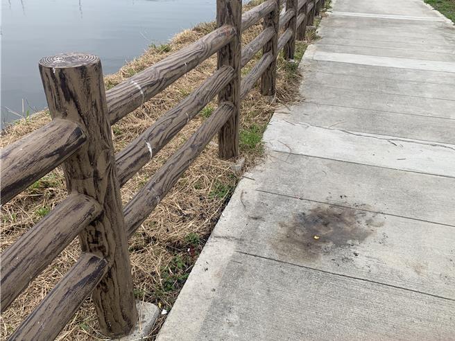 打撈人員在本月6日進行打撈時，曾上香、燒金紙祈求，不久後即撈獲林婦的左腳。（郭良傑攝）