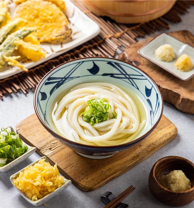 丸亀制麵8日推出「集食飨乐点数3点＋10元」，即可换购丸亀制麵「中碗汤乌龙麵乙碗」。（丸亀制麵提供／朱世凯台北传真）