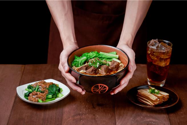 三商巧福原价245元的「原汁牛肉麵＋现烫青菜＋中杯饮料」，限时特价179元。（三商餐饮提供／朱世凯台北传真）