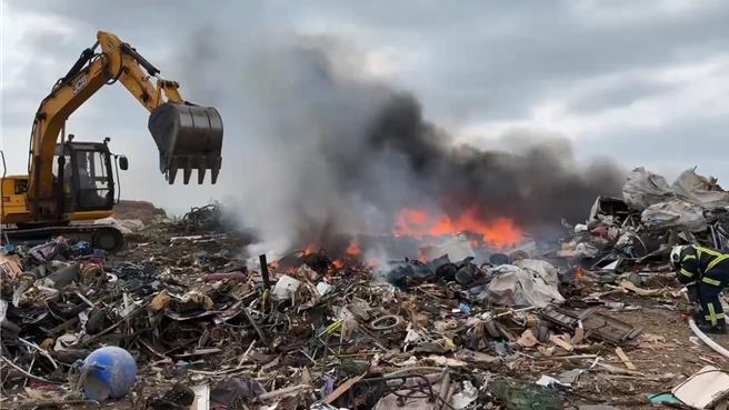 2025年2月8日澎湖县／澎湖西屿竹湾垃圾掩埋场8日下午传出火警，西屿乡公所清洁队出动怪手（左）清理火场，警消（右）部署水线射水灭火。（竹湾村长蔡进清提供／许逸民澎湖传真）