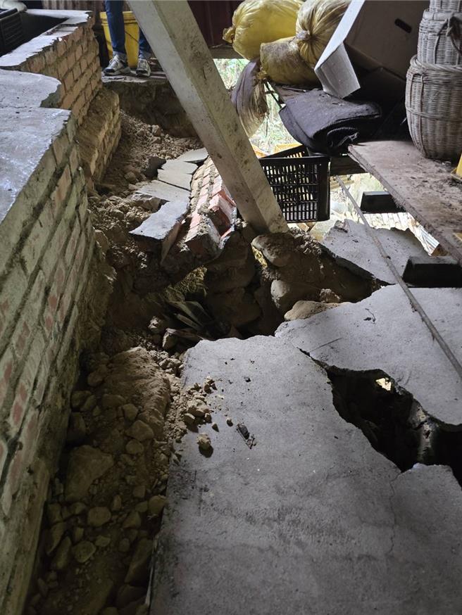 农民说，修復费用庞大，盼能申请补助金。（立委陈亭妃服务处提供／张毓翎台南传真）