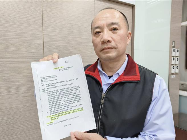 嘉义市政府交通处长许启明说明2005年行政院公文核復交通部有关建设轻轨事宜。（廖素慧摄）