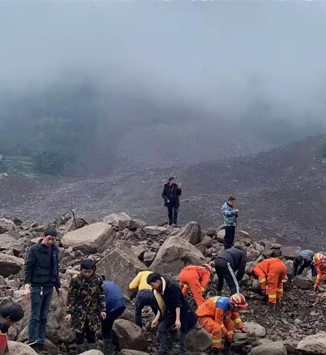 大陆四川宜宾筠连县沐爱镇金坪村8日上午11时50分许发生山崩，造成数间房屋被掩埋、人员被困。（新京报）