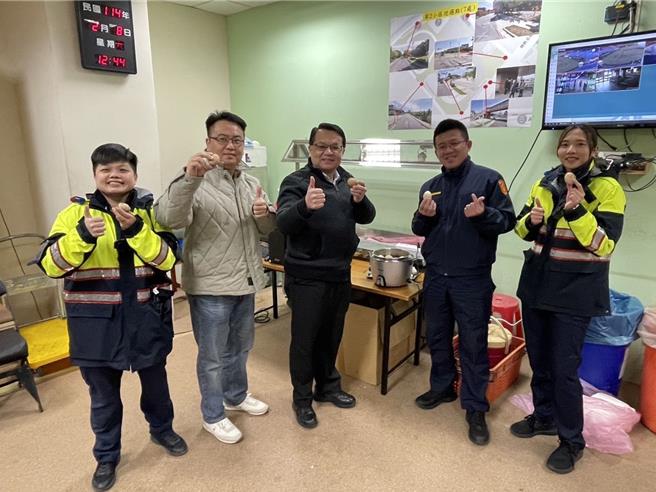 2025年台湾灯会已开始试营运，为确保乐天桃园棒球场展区的治安与交通顺畅，桃园市平镇警分局动员大批警力投入维安与交通疏导工作，分局长徐坤隆特别在指挥所设立「行动补给站」，用有限的资源，由员警调配滷汁，自行滷制茶叶蛋，让执勤员警都能暖身又暖心。（警方提供／廖姮玥桃园传真）