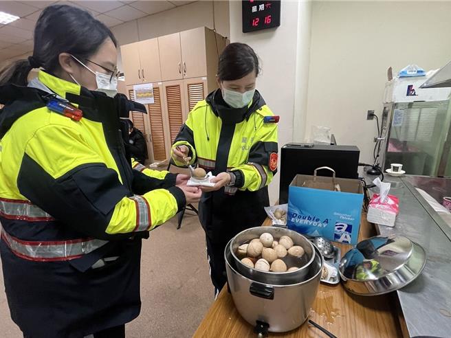 2025年台湾灯会已开始试营运，为确保乐天桃园棒球场展区的治安与交通顺畅，桃园市平镇警分局动员大批警力投入维安与交通疏导工作，分局长徐坤隆特别在指挥所设立「行动补给站」，用有限的资源，由员警调配滷汁，自行滷制茶叶蛋，让执勤员警都能暖身又暖心。（警方提供／廖姮玥桃园传真）