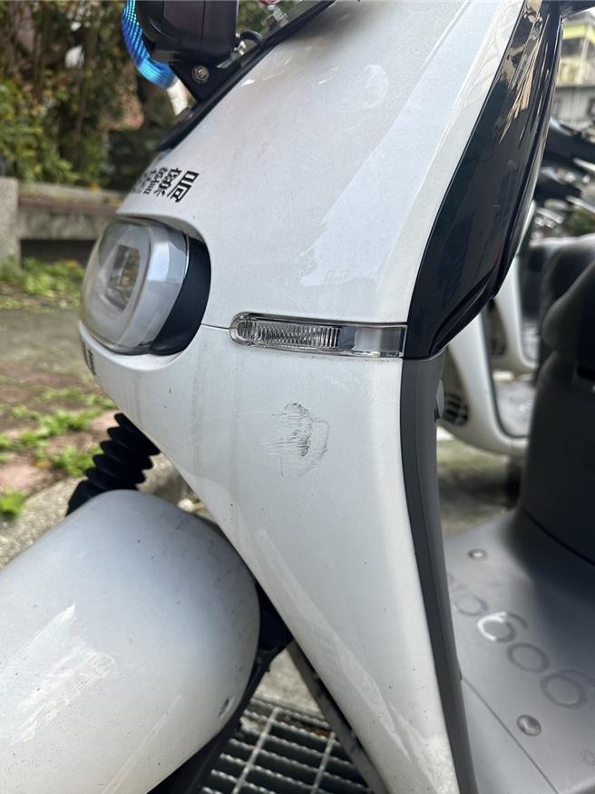 警車受損。（警方提供）