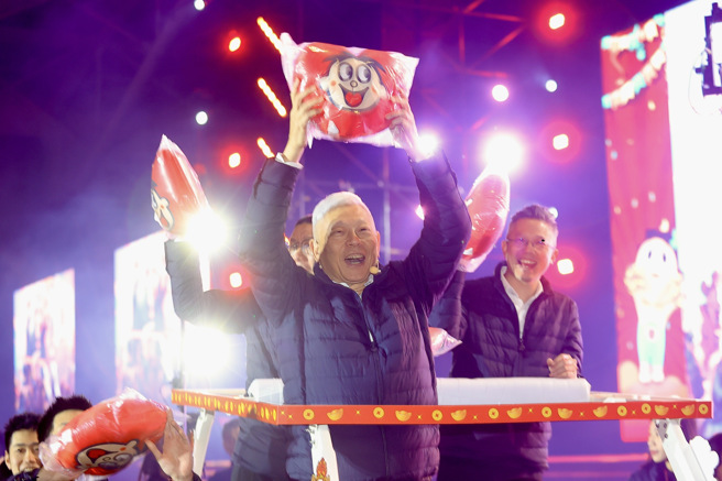 旺旺集团新春团拜联欢会8日于南港展览馆举行，董事长蔡衍明（中）绕行会场，向同仁加油打气。（陈信翰摄）