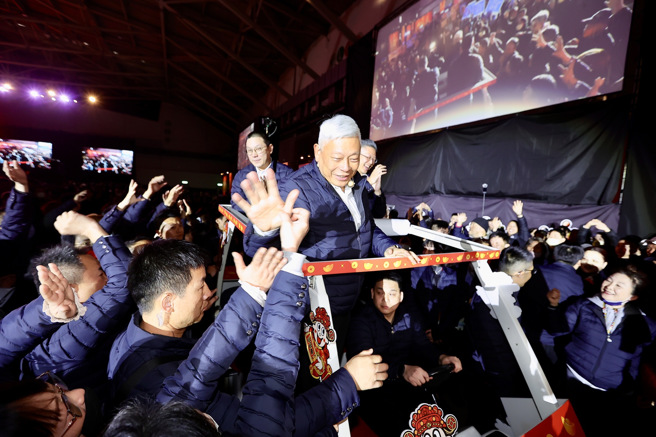 旺旺集团新春团拜联欢会8日于南港展览馆举行，董事长蔡衍明（中）绕行会场，向同仁加油打气。（陈信翰摄）