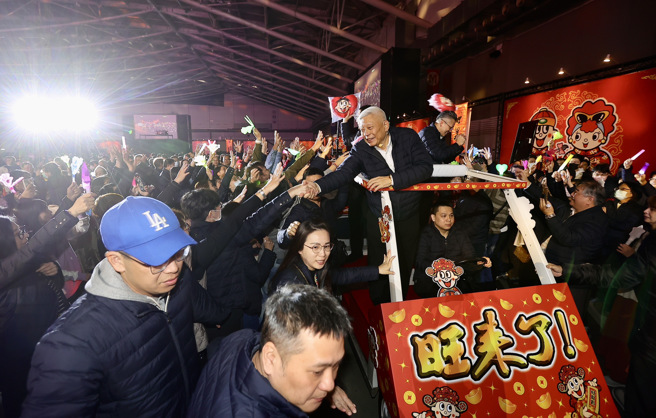 旺旺集团新春团拜联欢会8日于南港展览馆举行，董事长蔡衍明（中）绕行会场，向同仁加油打气。（陈信翰摄）