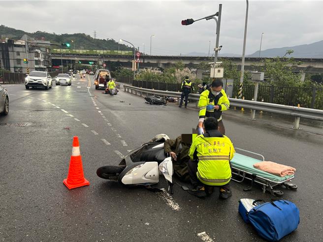 今（8）日早上7时许，新北市汐止区康寧街与翠峰街口发生一起「3辆机车连环摔」的事故。（汐止警分局提供）