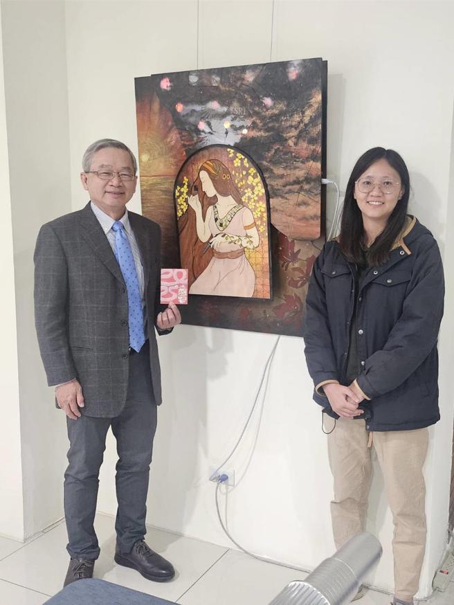 國科會主委吳誠文探訪台灣半導體研究中心台南基地，對透過薄化晶圓等科技產品結合藝術的畫作印象深刻。圖／國科會提供