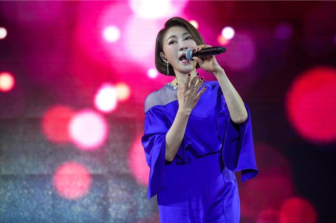 李翊君8日于「2025旺旺集团新春团拜联欢会」献唱多首经典歌。（罗永铭摄）